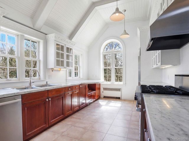 15 Hemlock Road, Bronxville, NY 10708