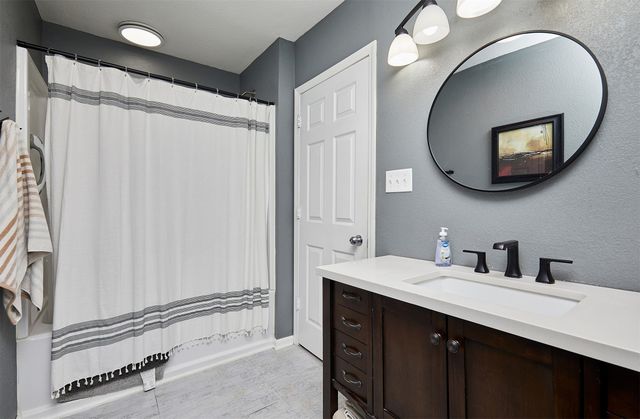 2233 E 34th Street, Des Moines, IA 50317