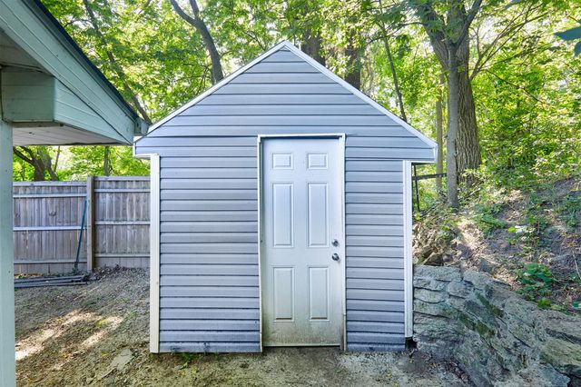 2233 E 34th Street, Des Moines, IA 50317