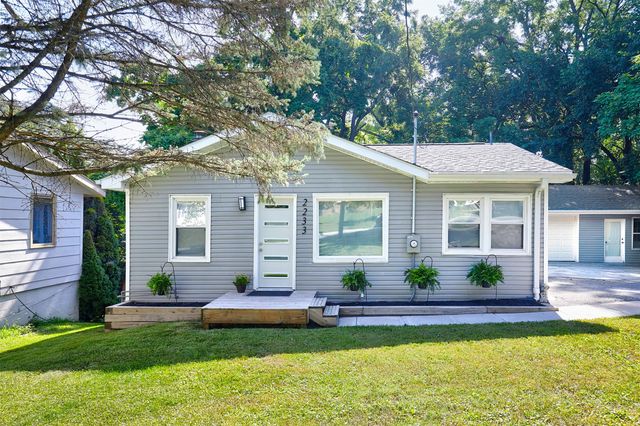 2233 E 34th Street, Des Moines, IA 50317
