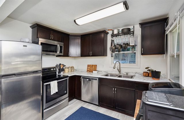 2233 E 34th Street, Des Moines, IA 50317
