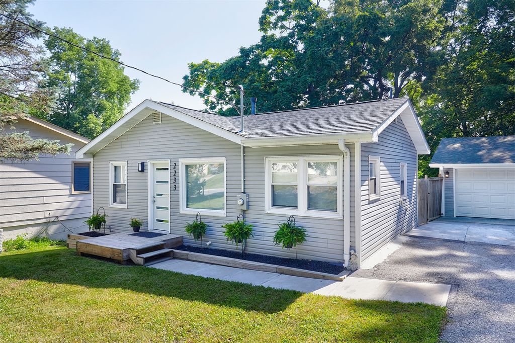 2233 E 34th Street, Des Moines, IA 50317
