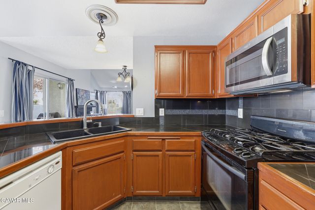 37940 42nd Street Apt 136, Palmdale, CA 93552