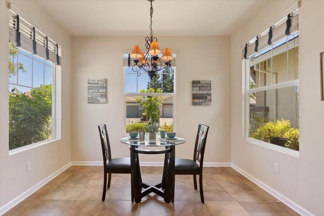 386 Snapdragon Ln, Lincoln, CA 95948