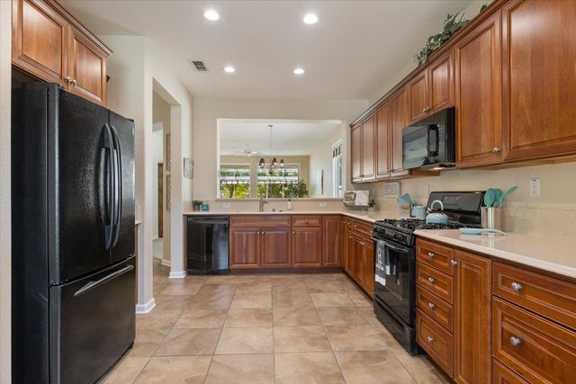 386 Snapdragon Ln, Lincoln, CA 95948