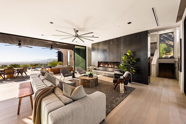 2085 Desert Flower Court, Palm Springs, CA 92262