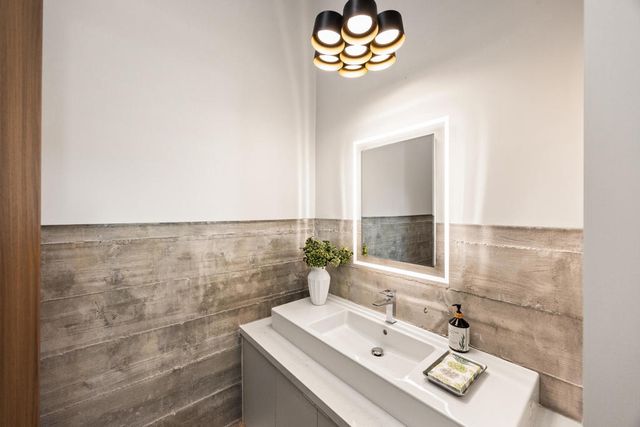 2085 Desert Flower Court, Palm Springs, CA 92262