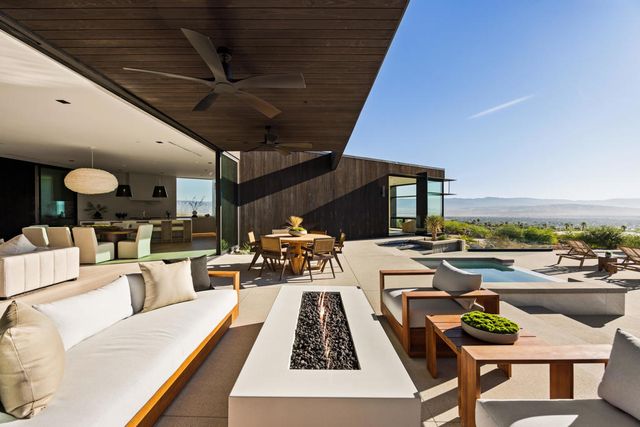 2085 Desert Flower Court, Palm Springs, CA 92262