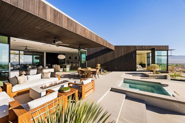 2085 Desert Flower Court, Palm Springs, CA 92262