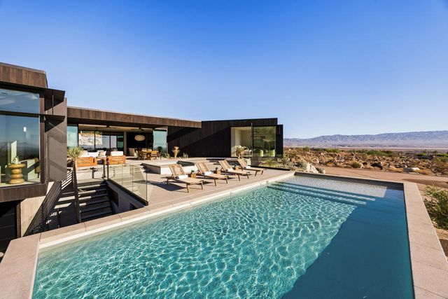 2085 Desert Flower Court, Palm Springs, CA 92262