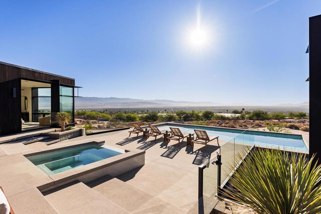 2085 Desert Flower Court, Palm Springs, CA 92262