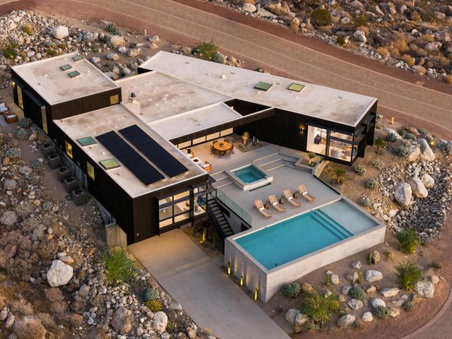 2085 Desert Flower Court, Palm Springs, CA 92262