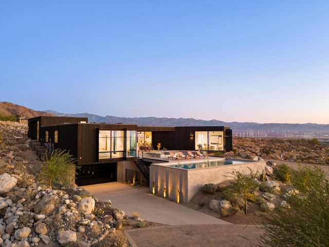 2085 Desert Flower Court, Palm Springs, CA 92262