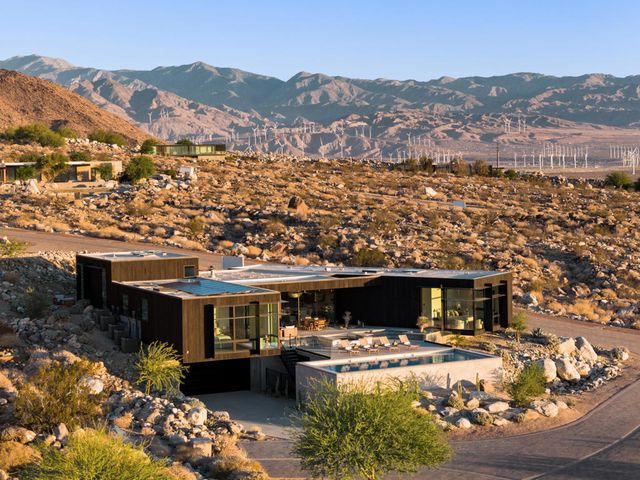 2085 Desert Flower Court, Palm Springs, CA 92262