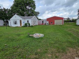 2320 W MAIN Street, Salem, IL 62881