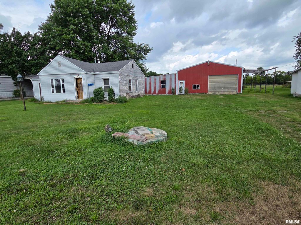 2320 W MAIN Street, Salem, IL 62881