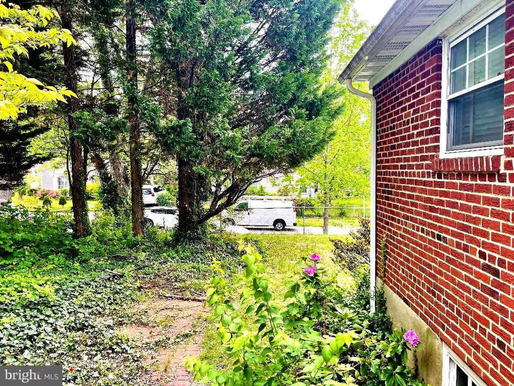 Image 13 of property listing at 12333 DALEWOOD DR, Silver Spring, MD 20902