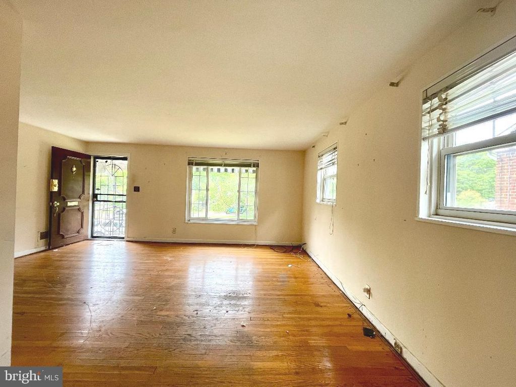 Image 4 of property listing at 12333 DALEWOOD DR, Silver Spring, MD 20902