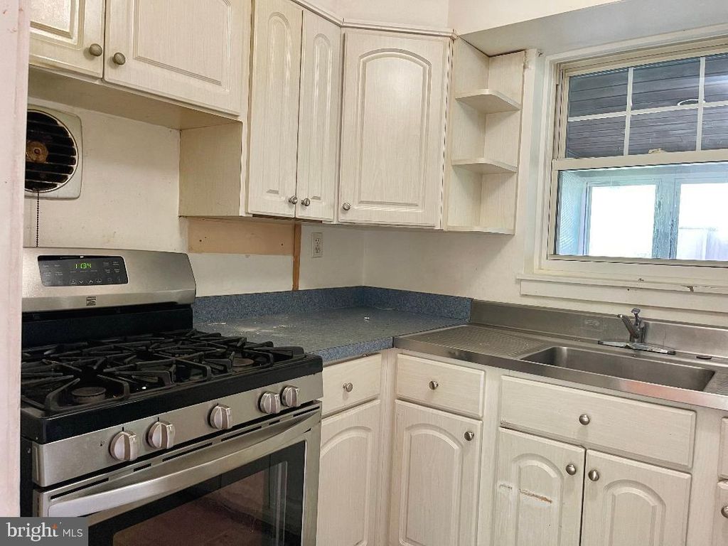 Image 6 of property listing at 12333 DALEWOOD DR, Silver Spring, MD 20902