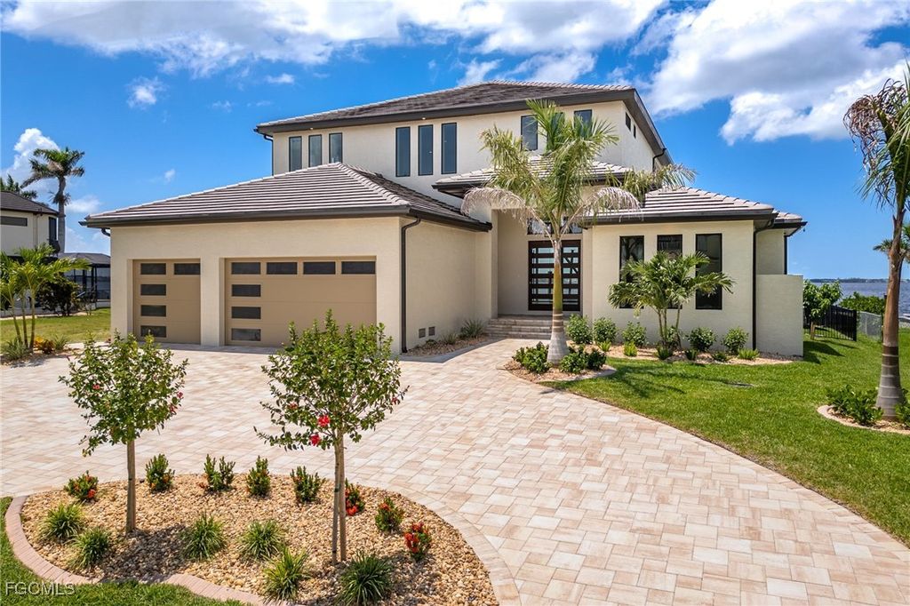 1024 Dolphin DR, Cape Coral, FL 33904