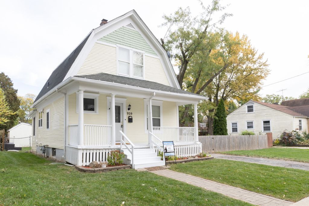 939 Saint John Street, Elgin, IL 60120