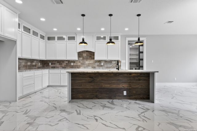 490 North Star Dr, Bandera, TX 78003