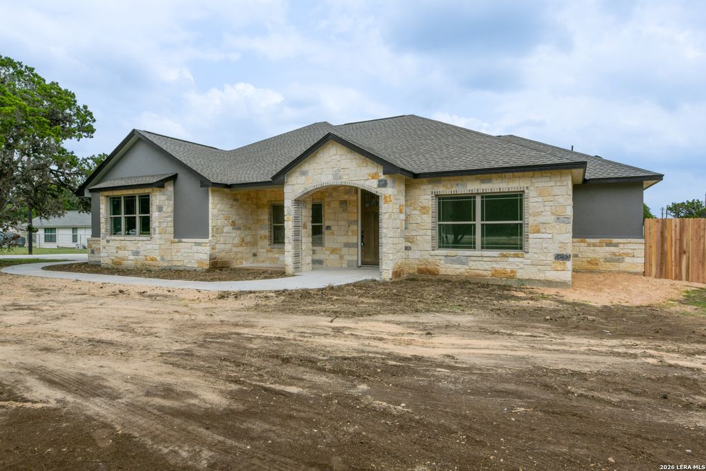 490 North Star Dr, Bandera, TX 78003
