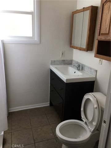 2710 Raymond Avenue, Los Angeles, CA 90007