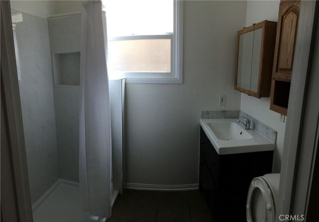 2710 Raymond Avenue, Los Angeles, CA 90007