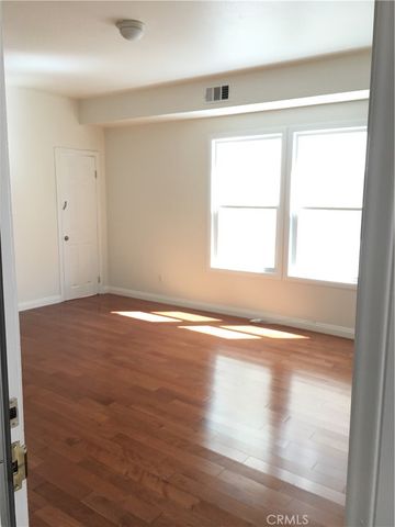 2710 Raymond Avenue, Los Angeles, CA 90007