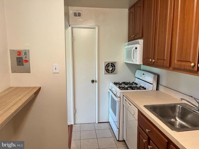 2902 KINGS CHAPEL RD #9, Falls Church, VA 22042