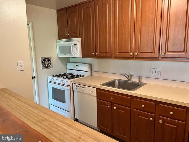2902 KINGS CHAPEL RD #9, Falls Church, VA 22042
