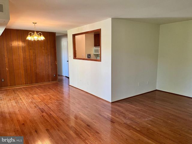 2902 KINGS CHAPEL RD #9, Falls Church, VA 22042