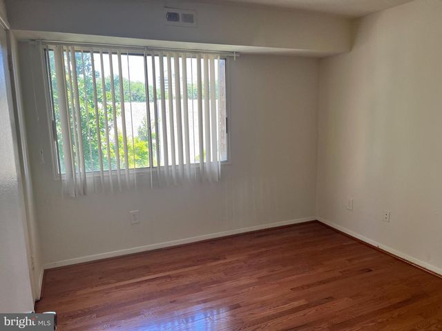 2902 KINGS CHAPEL RD #9, Falls Church, VA 22042