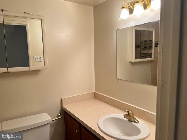 2902 KINGS CHAPEL RD #9, Falls Church, VA 22042