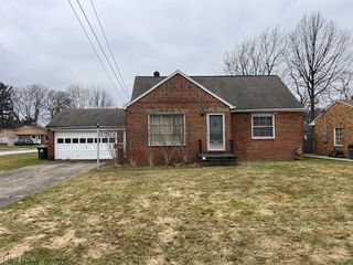 6004 Twin Lakes Drive, Parma, OH 44129