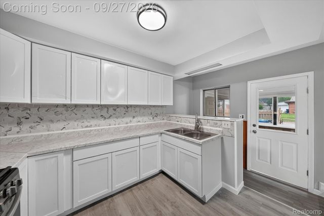 27483 Norma Drive, Warren, MI 48093