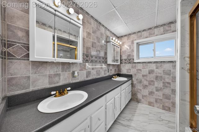 27483 Norma Drive, Warren, MI 48093