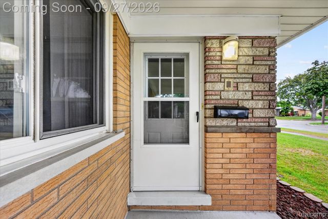 27483 Norma Drive, Warren, MI 48093