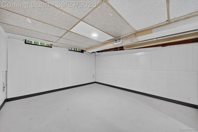 27483 Norma Drive, Warren, MI 48093