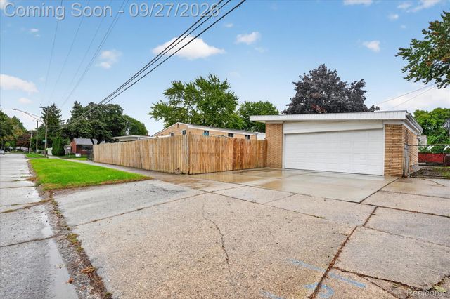 27483 Norma Drive, Warren, MI 48093