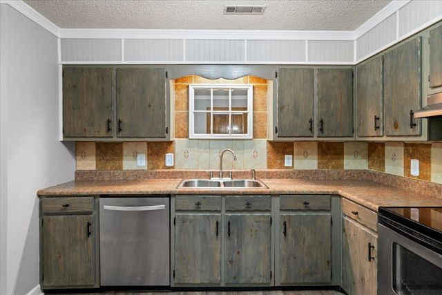 604 Pine Oaks Drive, Tunnel Hill, GA 30755
