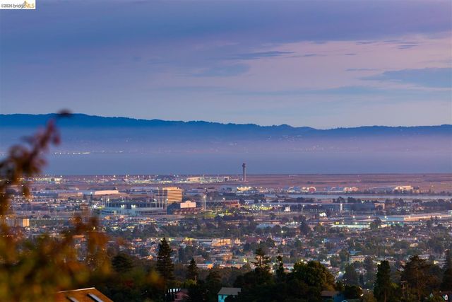 32 Sereno Circle, Oakland, CA 94619