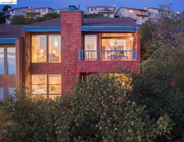 32 Sereno Circle, Oakland, CA 94619