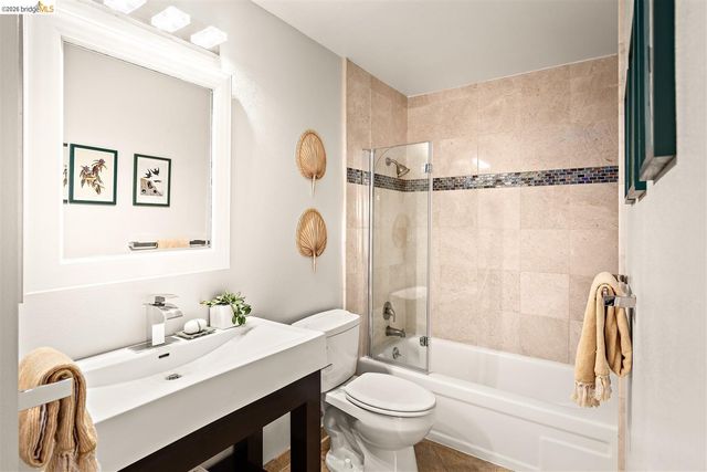 32 Sereno Circle, Oakland, CA 94619