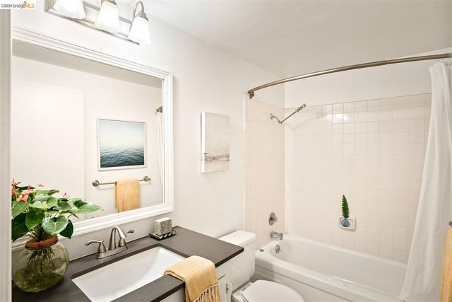 32 Sereno Circle, Oakland, CA 94619