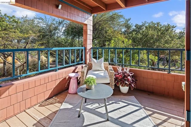 32 Sereno Circle, Oakland, CA 94619