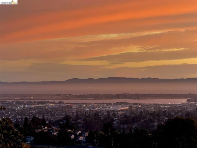 32 Sereno Circle, Oakland, CA 94619