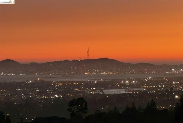 32 Sereno Circle, Oakland, CA 94619