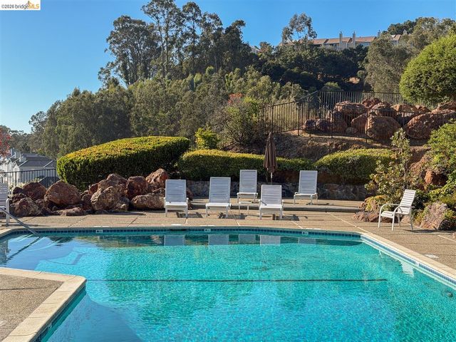 32 Sereno Circle, Oakland, CA 94619